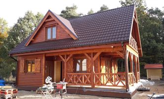 Domy z bali powstają w całej Polsce. "Da się sporo zaoszczędzić, ale nie o to tu chodzi"