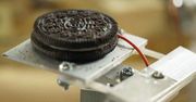 WTF dnia: maszyna do dzielenia ciastek Oreo na pół [wideo]