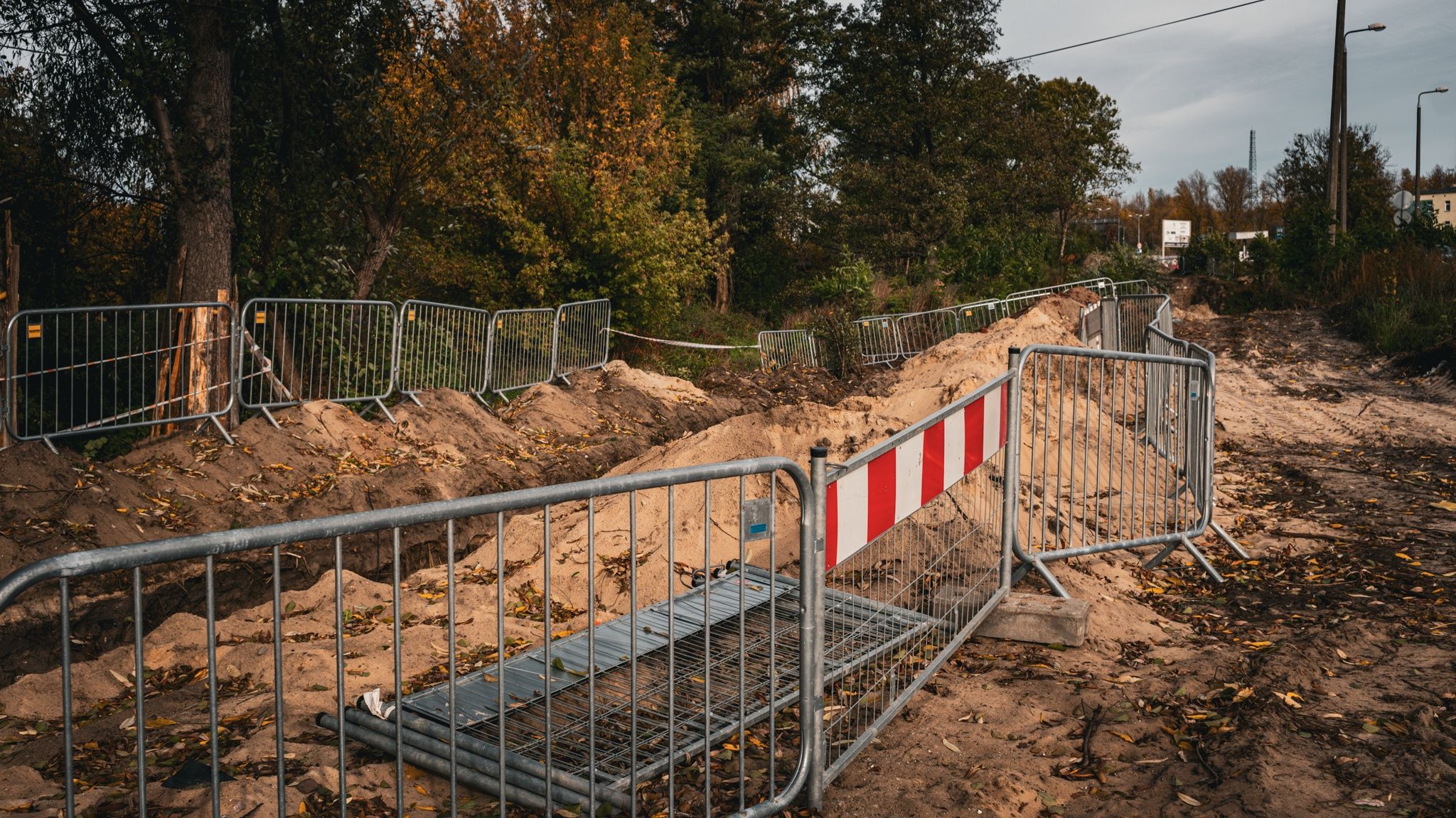 Na ul. Olsztyńskiej w Toruniu trwają prace przy budowie estakady nad torami kolejowymi. 