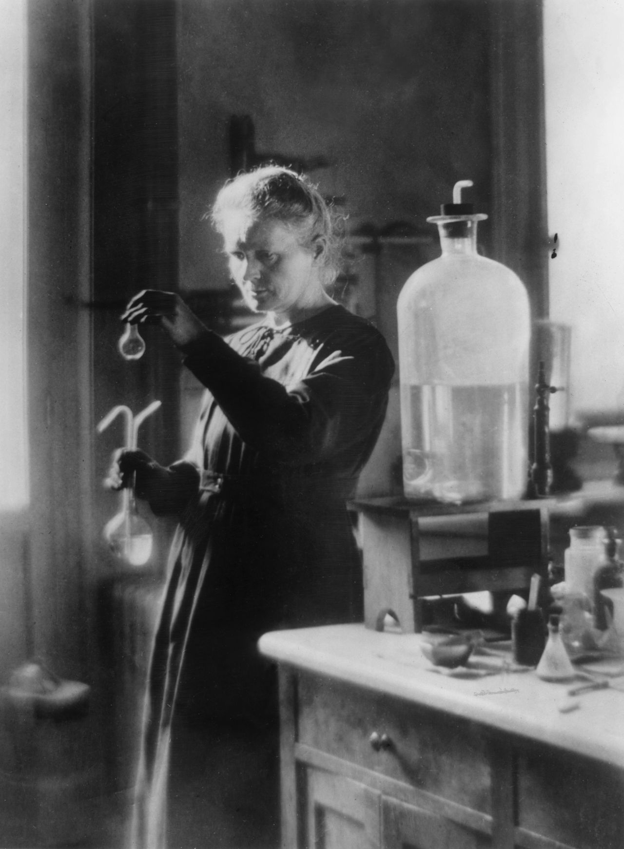 Maria Skłodowska-Curie w swoim laboratorium