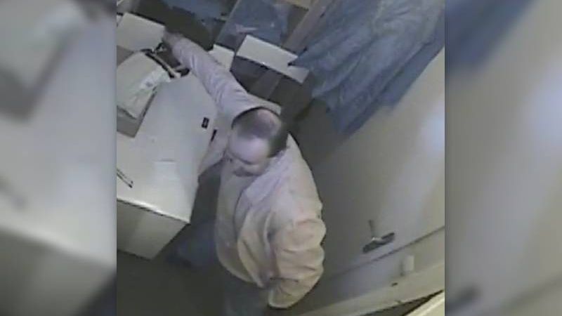 Policja publikuje wizerunek mężczyzny, który ukradł torebkę w restauracji
