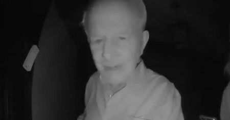Sąsiad zapukał do jego drzwi, by powiedzieć, że wygrał Nobla. Jest nagranie