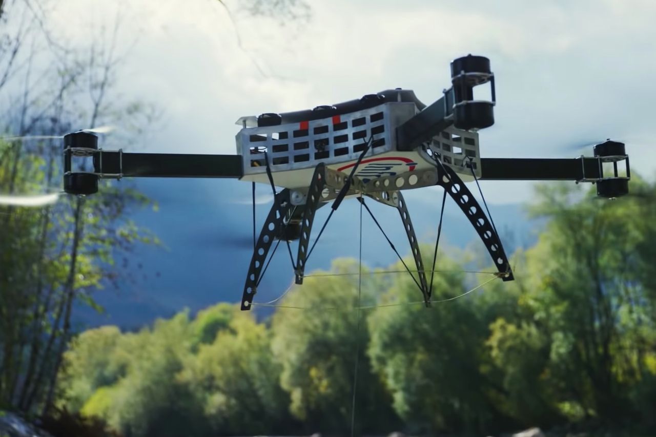 Potężny dron zastąpił motorówkę w wakeskatingu. To dopiero moc!