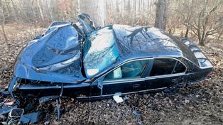 Krajenki: Kierowca BMW zakończył jazdę na drzewie