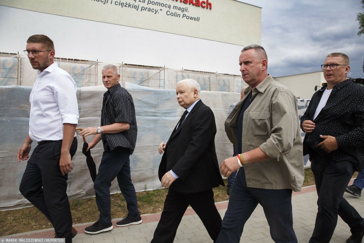 Jarosław Kaczyński w towarzystwie ochroniarza