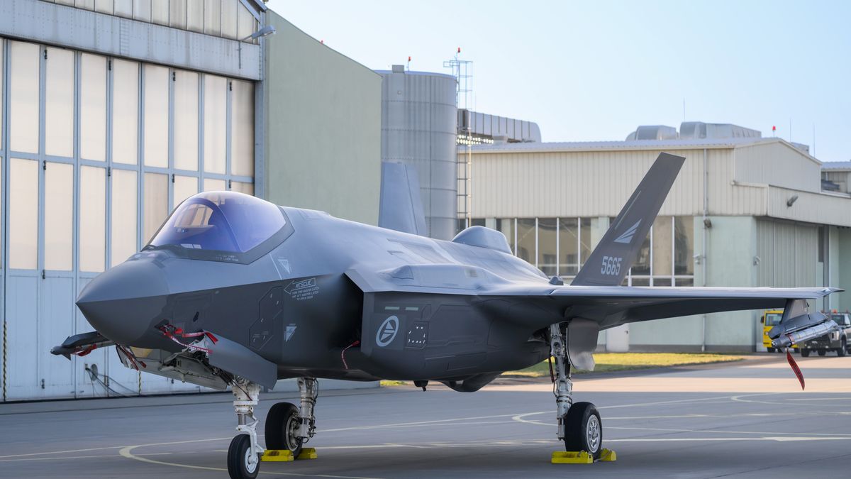 Poznań, 10.02.2025. Samolot F-35 w 31. Bazie Lotnictwa Taktycznego w Poznaniu, 10 bm. Na terenie jednostki ma odbyć się spotkanie wicepremiera, ministra obrony narodowej Władysława Kosiniaka-Kamysza i ministra obrony Norwegii Tore Sandvika. (jm) PAP/Jakub Kaczmarczyk