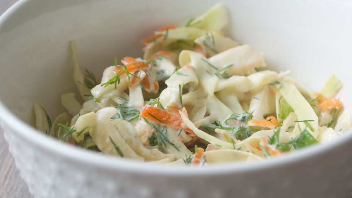 Surówka z kapusty pekińskiej i rzodkiewek przyjemnie chrupie