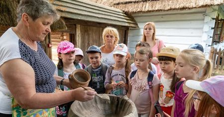Muzeum Wsi Lubelskiej ponownie zaprasza szkoły na warsztaty „Muzeum Szkole”. Edukacyjna podróż w czasie dla uczniów z całego regionu
