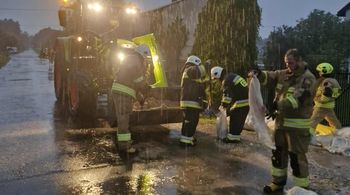 Radomsko: Ulewy nie odpuszcają. Strażacy pompują wodę z dróg i posesji