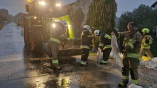 Radomsko: Ulewy nie odpuszcają. Strażacy pompują wodę z dróg i posesji