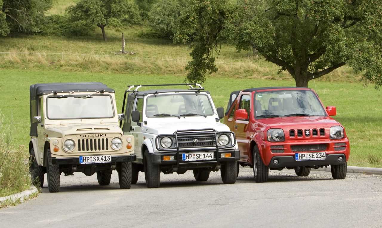 Od lewej pierwsza, druga i trzecia generacja Jimny.