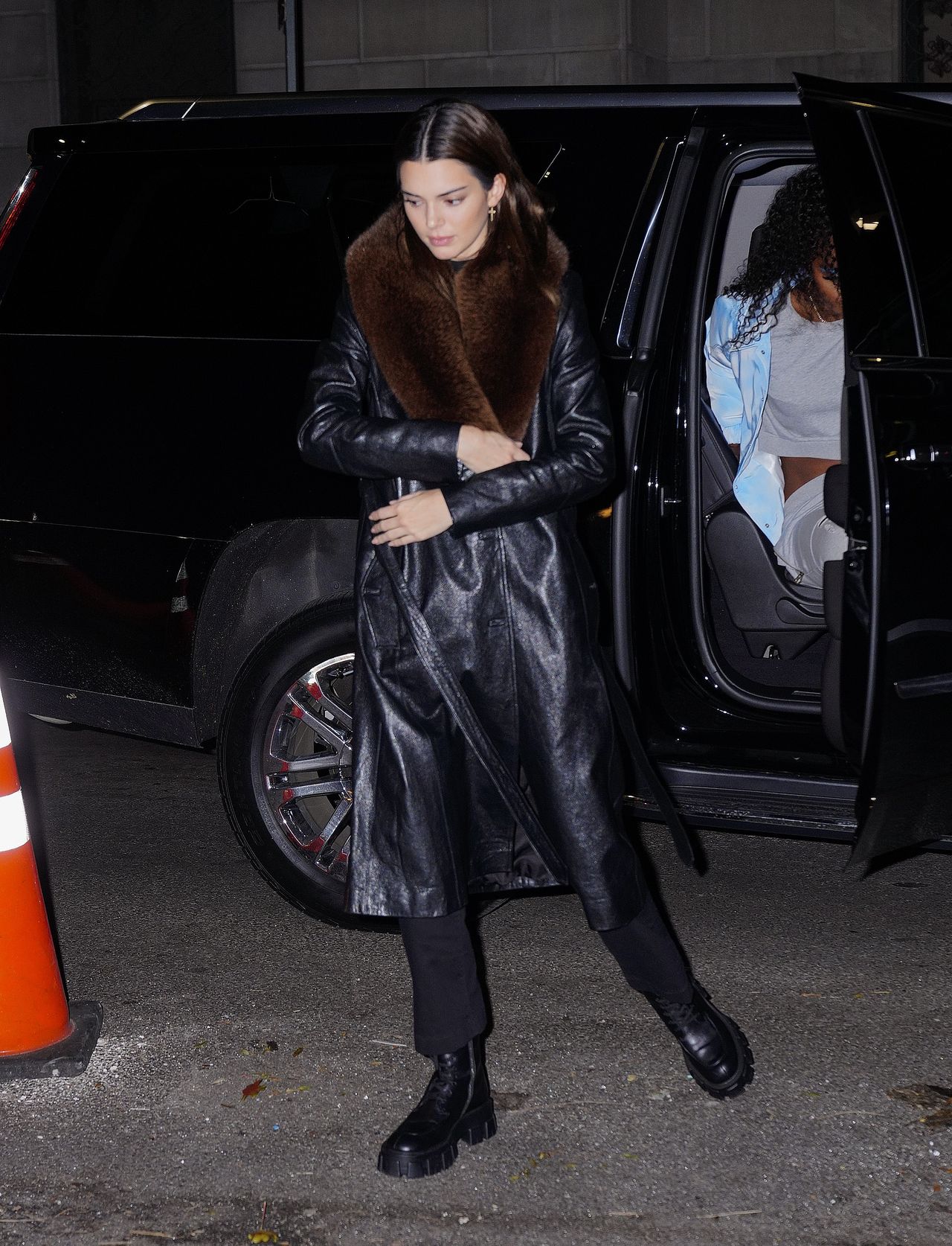 Kendall Jenner w skórzanym płaszczu z futerkiem