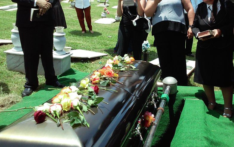 Pieniądze zgromadzone przez zmarłego członka rodziny mogą pomóc przy pogrzebie. RF tłumaczy