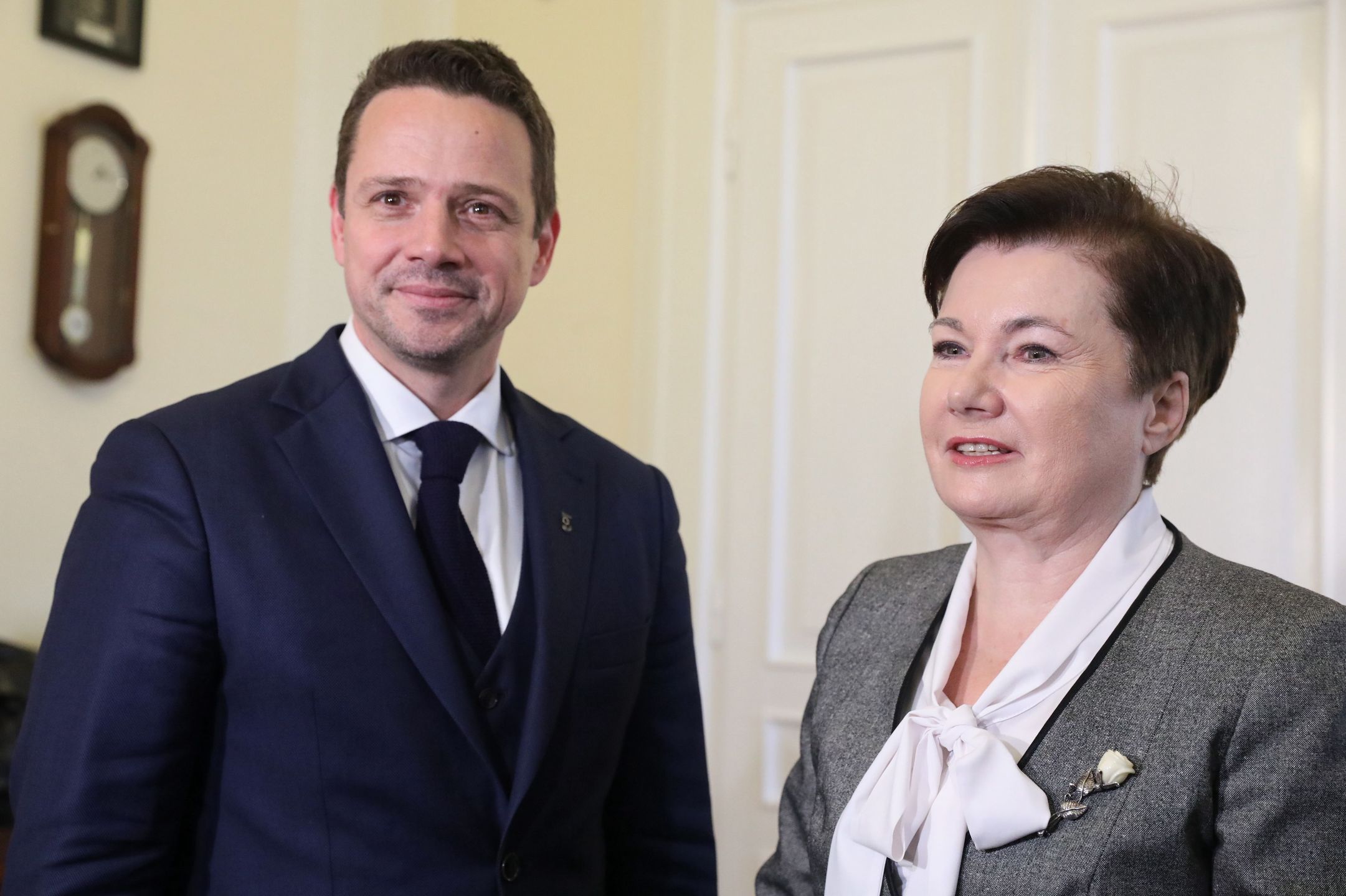 Rafa� Trzaskowski, Hanna Gronkiewicz-WaltzWarszawa, 22.11.2018. Nowy prezydent miasta Rafa� Trzaskowski (L) i by�a prezydent Hanna Gronkiewicz-Waltz (P) podczas uroczystego przekazania gabinetu Prezydenta m.st. Warszawy, 22 bm. (mr) PAP/Tomasz GzellTomasz Gzellby�a, gabinet, gabinetu, Hanna Gronkiewicz Waltz, Hanna Gronkiewicz-Waltz, nowy, obecny, polityk, polityka, przekazanie, Rafa� Trzaskowski, warszawy, samorz�dowcy, samorz�dowiec, w�adza lokalna, w�adze lokalne