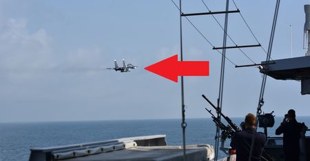 Rosyjskie Su-30SM postraszyły holenderską fregatę. Były uzbrojone po zęby