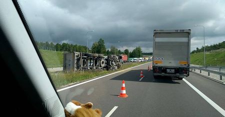 Zablokowana obwodnica Lublina w kierunku Rzeszowa. Przewróciła się ciężarówka