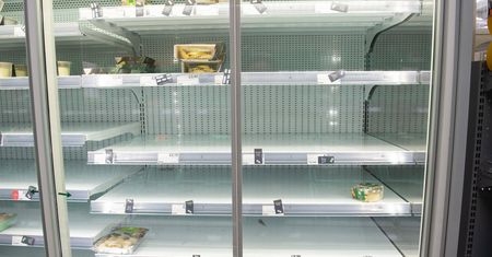 Turyści ogołocili jedyny czynny w święta sklep. Zostały puste półki