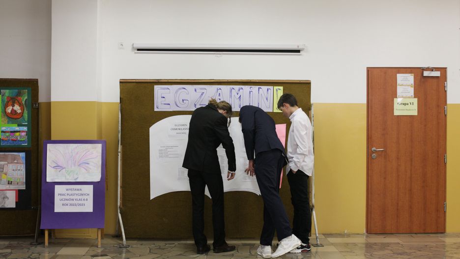 uczniowie
Gorz�w Wielkopolski, 23.05.2023. Uczniowie przed egzaminem �smoklasisty w Szkole Podstawowej nr 21 im. Orl�t Lwowskich w Gorzowie Wielkopolskim, 23 bm. Pisemnym egzaminem z j�zyka polskiego rozpoczyna si� trzydniowy egzamin �smoklasisty. Przyst�pienie do egzaminu jest warunkiem uko�czenia szko�y podstawowej. (lm/ibor) PAP/Lech Muszy�ski
Lech Muszy�ski
edukacja, egzamin, informacje, informacyjna, j�zyk polski, korytarz, nauka, �smoklasisty, podstaw�wka, sprawdzanie, szko�a, szko�y podstawowej, tablica, test, warunek, zako�czenie