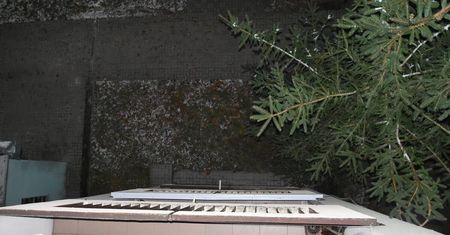 Wyrzucili kolegę przez balkon z trzeciego piętra, bo „wyjaśniali” zaległe sprawy