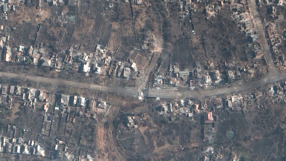 A handout satellite image made available by Maxar Technologies on 10 March 2023 shows a destroyed bridge and roadway, amid the ongoing battle for Bakhmut, Ukraine, 06 March 2023 (issued 10 March 2023). Russian troops entered Ukrainian territory on 24 February 2022, starting a conflict that has provoked destruction and a humanitarian crisis. EPA/MAXAR TECHNOLOGIES HANDOUT -- MANDATORY CREDIT: SATELLITE IMAGE 2022 MAXAR TECHNOLOGIES -- THE WATERMARK MAY NOT BE REMOVED/CROPPED -- HANDOUT EDITORIAL USE ONLY/NO SALES Dostawca: PAP/EPA.