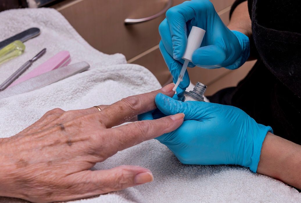 Jaki kolor paznokci dla 60-latki? Taki manicure wygląda elegancko i odmładza dłonie