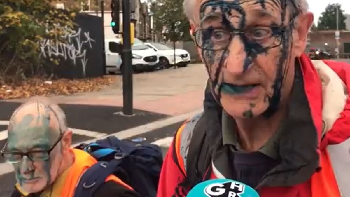 Protestujący zostali oblani atramentem