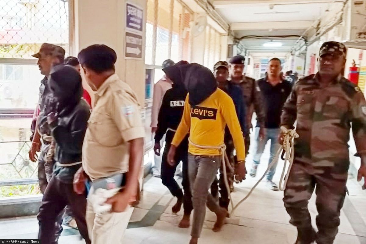 Policja eskortuje mężczyzn oskarżonych o dokonanie brutalnej napaści na Hiszpankę do sądu rejonowego w Dumka w indyjskim stanie Jharkhand, 4 marca 2024 r. 