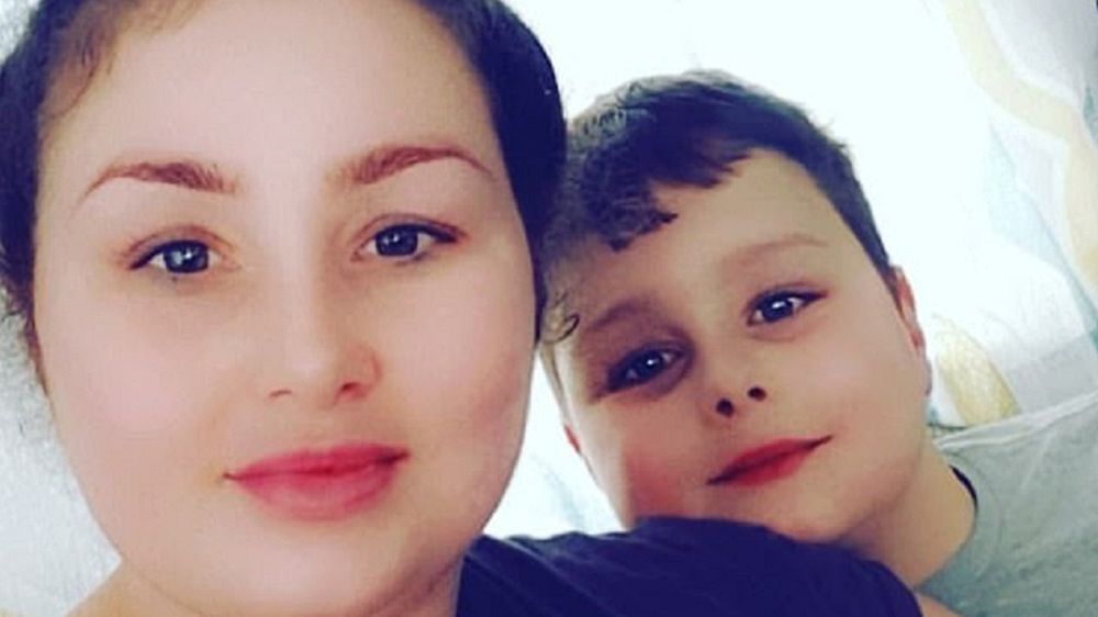 Matka zostawiła dziecko z psem w przyczepie i poszła na imprezę