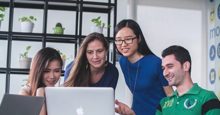 Jak znaleźć pierwszą pracę i rozpocząć karierę po studiach?