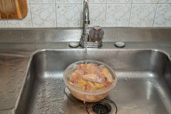 Mycie surowego mięsa przed obróbką. Ma sens czy szkodzi?