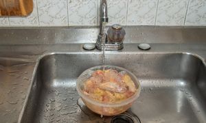 Mycie surowego mięsa przed obróbką. Ma sens czy szkodzi?