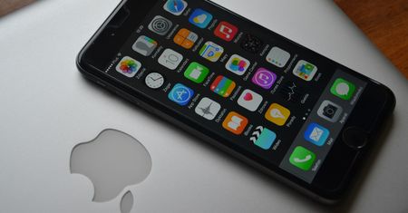 Apple odpowiada na krytykę WhatsAppa: "Nowe zasady dotyczą wszystkich aplikacji na iOS-a"