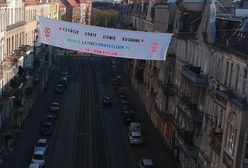 Wrocław. Dzień Ziemi. Czerwone wdowy na dachu budynków przy ul. Piastowskiej. Nawołują do walki o klimat