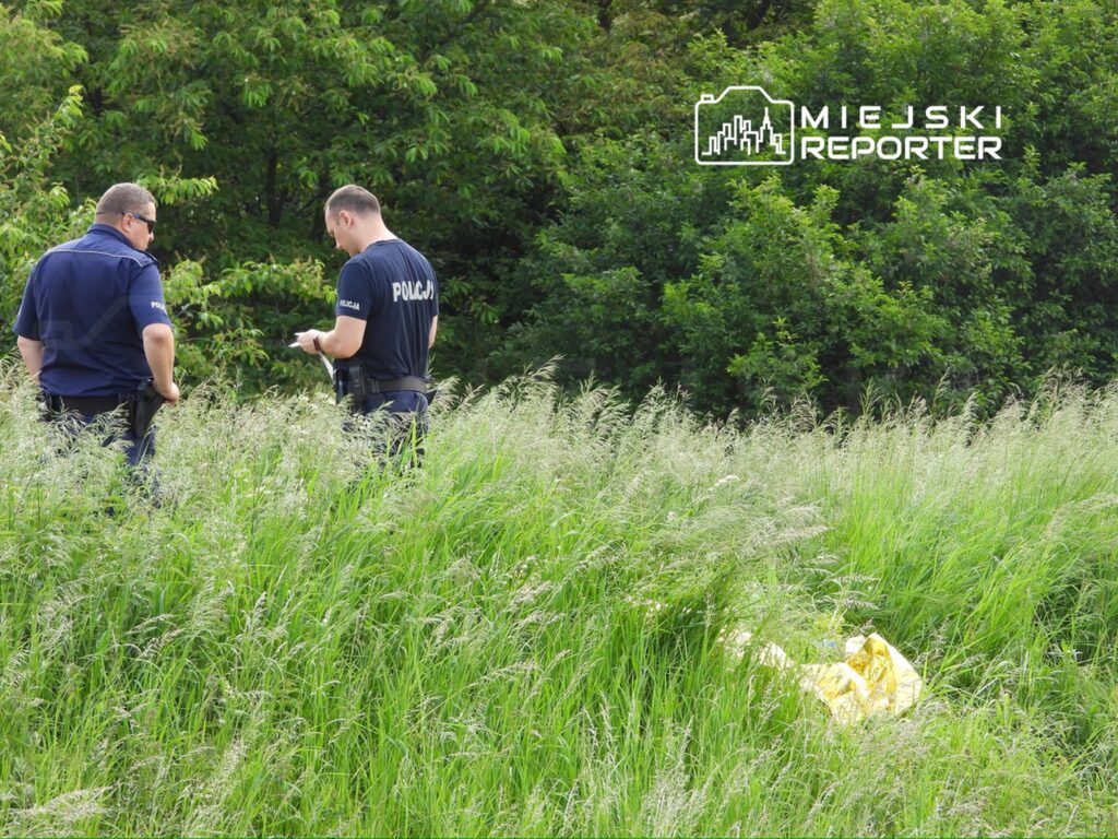 Zwłoki mężczyzny w rzece pod Warszawą. Na miejscu pracuje policja pod nadzorem prokuratora