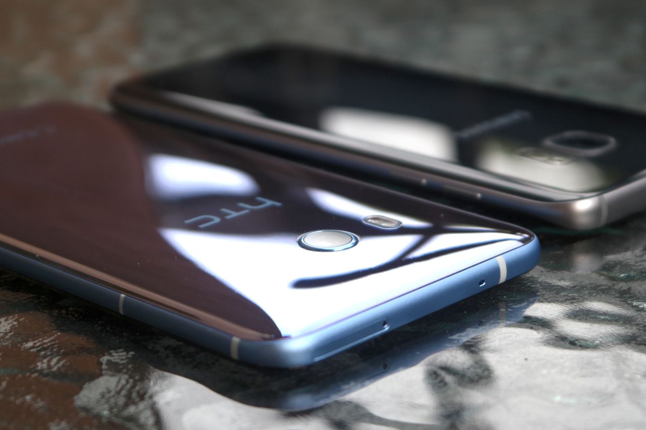 HTC U11 i Galaxy S7 edge mają szklane, połyskujące obudowy