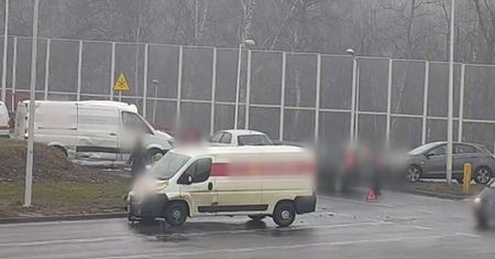 Kurier Poczty Polskiej nie ustąpił pierwszeństwa na rondzie z pniakiem. Pojazd przewożący gotówkę dachował [FILM]