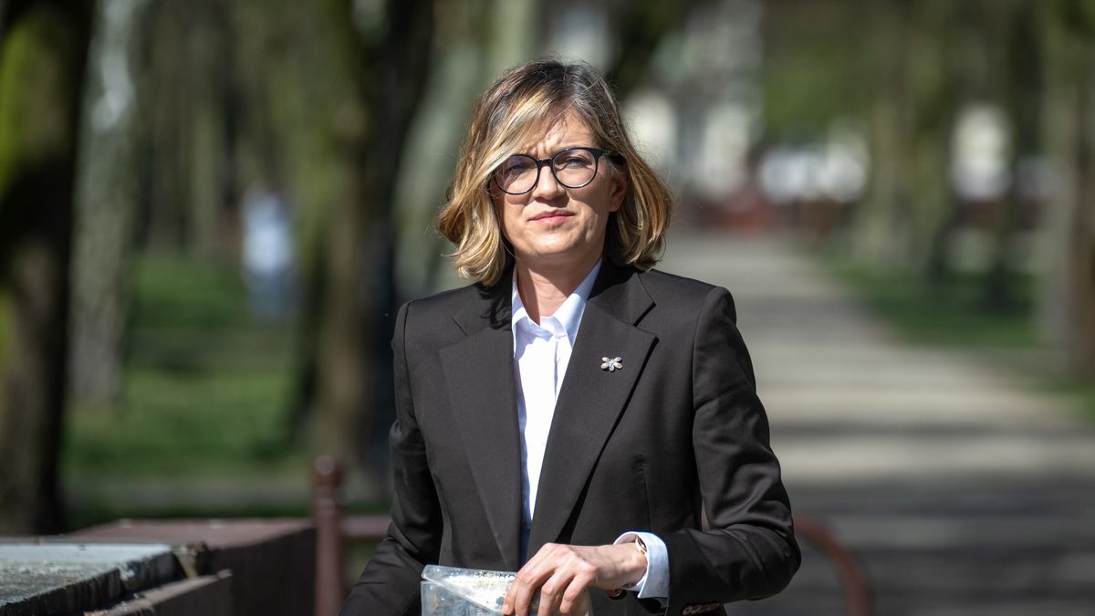 Inowrocław, 04.04.2025. Wybory Prezydenta RP 2025 - kampania. Wicemarszałkini Senatu, kandydatka Lewicy w zbliżających się wyborach prezydenckich Magdalena Biejat w drodze na konferencję prasową w Inowrocławiu, 4 bm. (ad) PAP/Tytus Żmijewski