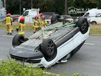 Warszawa: Zderzenie dwóch aut na Żoliborzu. Jedno dachowało