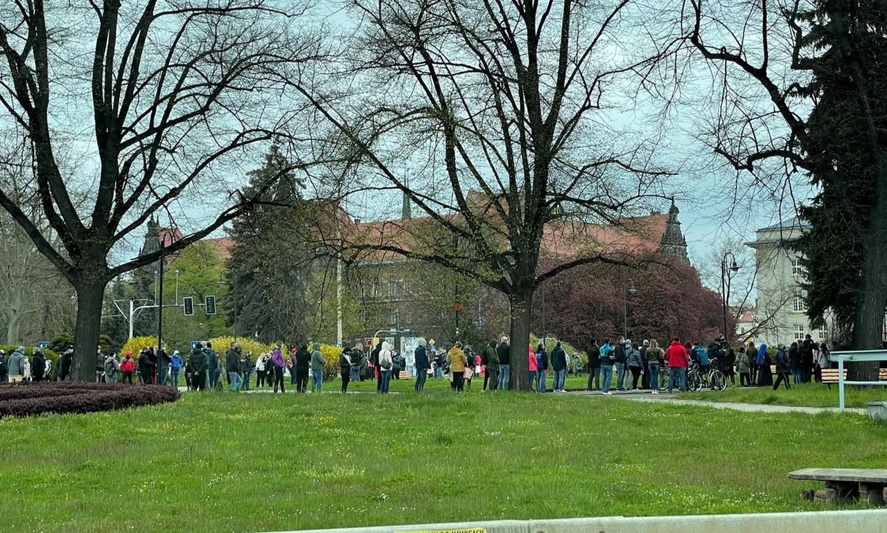 Szczepienie bez zapisu. We Wrocławiu kolejka za Johnson&Johnson. Chętni ustawili się o godz. 5 nad ranem