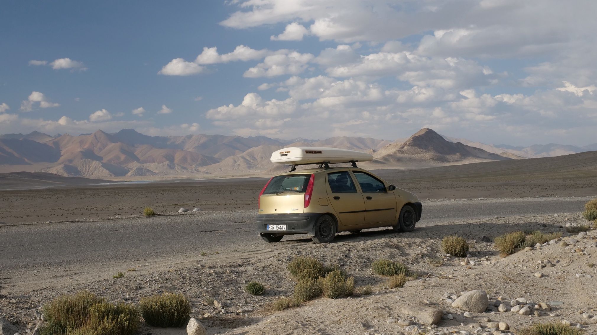 Polski Fiat Punto w centrum Pamiru