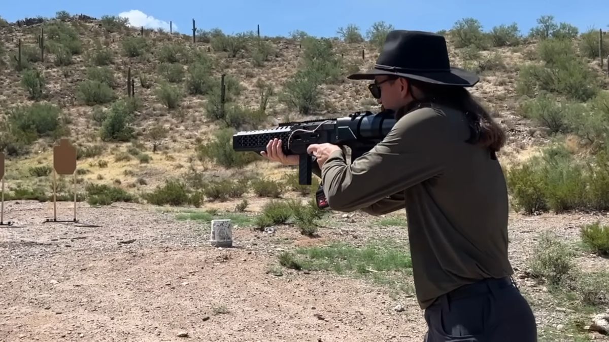 Ian McCollum podczas testów nowego railguna EMG-02. 