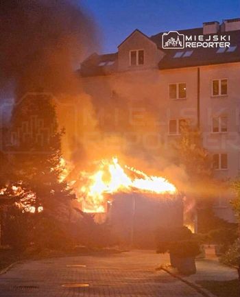 Warszawa: Pożar wiat śmietnikowych na Ochocie. Z ogniem walczyło 5 zastępów straży pożarnej