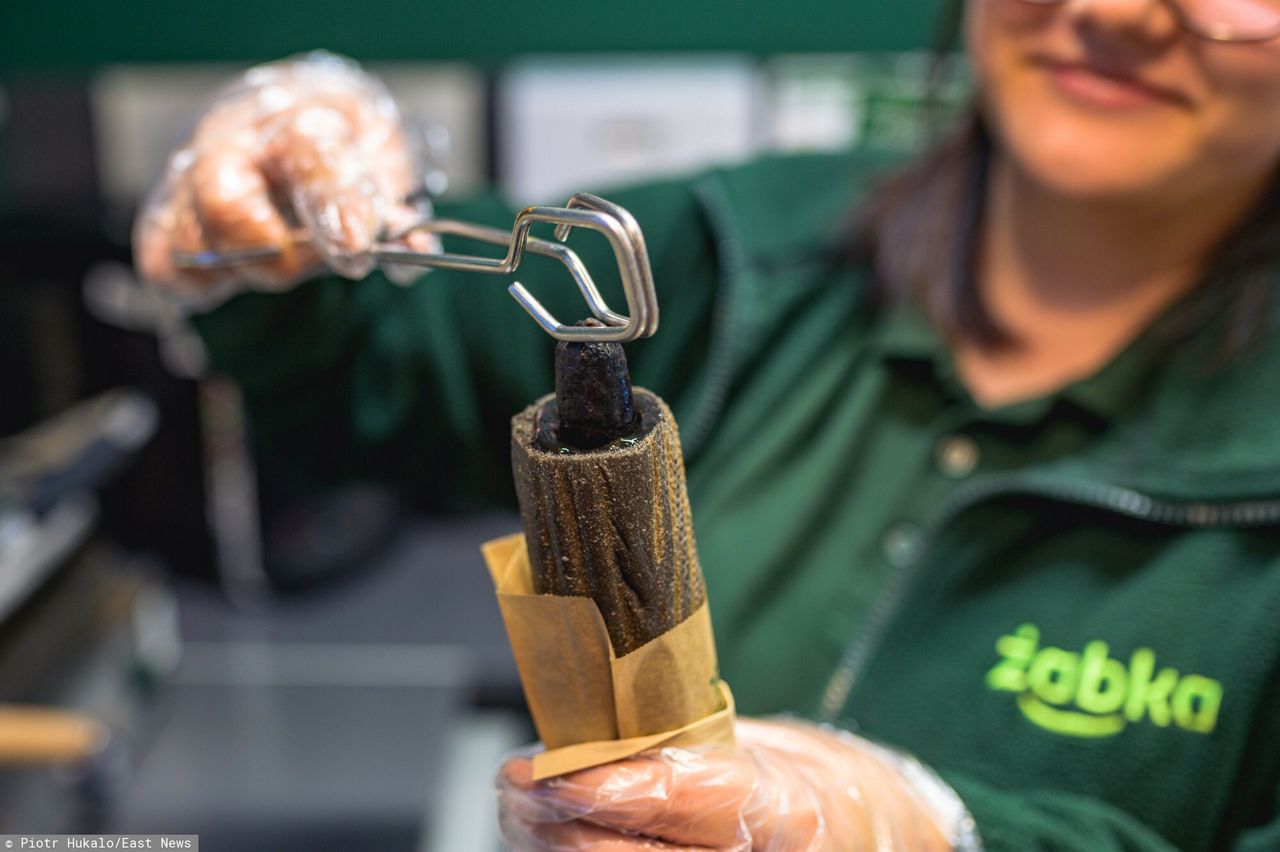 Czarny hot dog w Żabce. Tak sieć kusi klientów w Black Friday