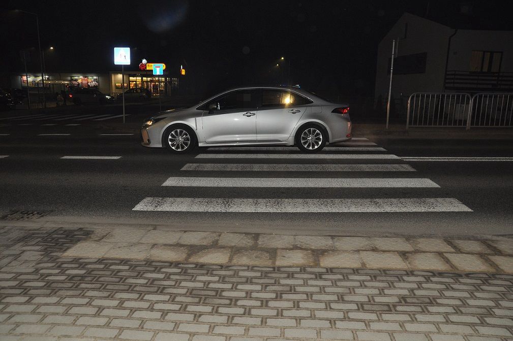 Wypadek na przejściu dla pieszych. 73-letnia kobieta trafiła do szpitala