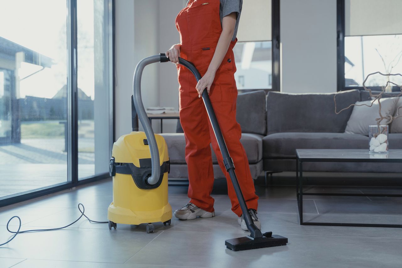 Czyste podłogi nie muszą oznaczać dużo pracy – oto rozwiązania, które ułatwią Ci sprzątanie!