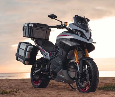 Energica Experia debiutuje jako elektryczny turystyk z przyzwoitym zasięgiem