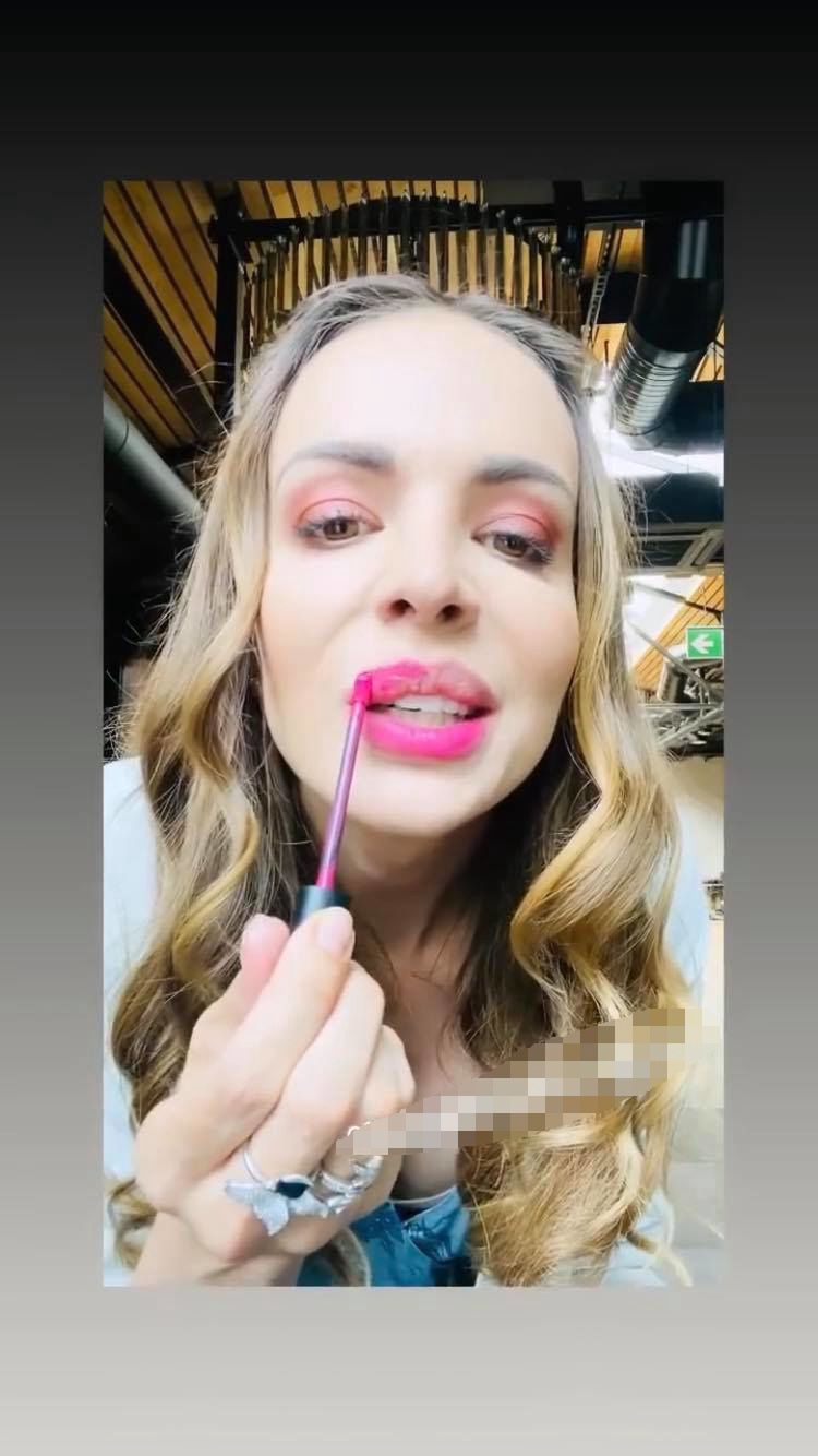 Anna Wendzikowska promuje produkty pośladkami