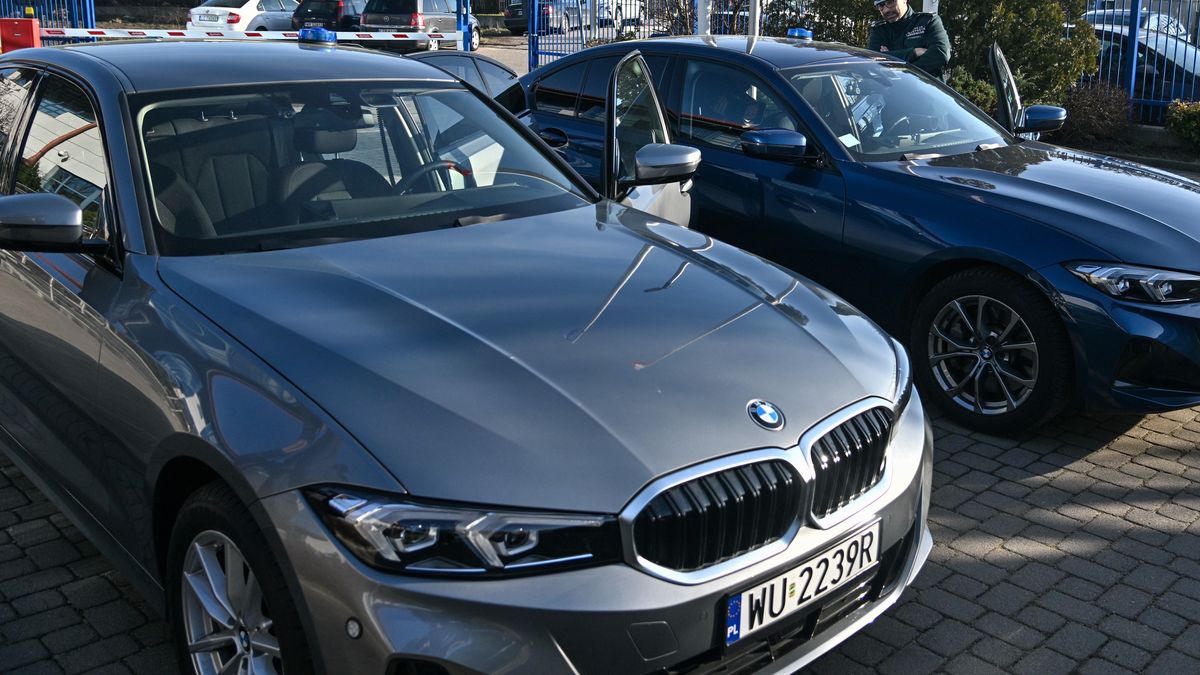 Warszawa, 16.02.2024. Konferencja prasowa dot. nieprawidłowości związanych z zakupem 33 samochodów marki BMW na potrzeby Centrum Automatycznego Nadzoru nad Ruchem Drogowym, 16 bm. przed siedzibą CANARD w Warszawie. (jm) PAP/Radek Pietruszka