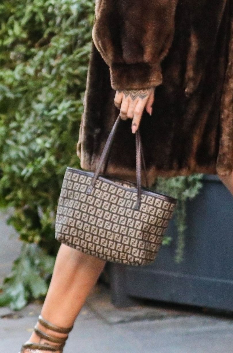 Rihanna w futrze i sandałkach przyłapana w Los Angeles