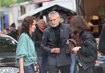 Jeremy Irons na planie "Nieśmiertelnego" w Zabrzu. Fani czekają godzinami